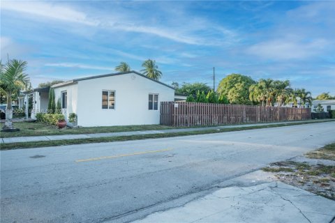 House in Hollywood, Florida 3 bedrooms, 130.06 sq.m. № 1992267 - photo 8