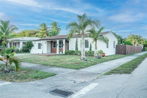 House in Hollywood, Florida 3 bedrooms, 130.06 sq.m. № 1992267 - photo 6