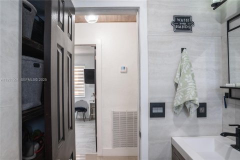 House in Hollywood, Florida 3 bedrooms, 130.06 sq.m. № 1992267 - photo 27