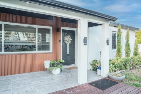 House in Hollywood, Florida 3 bedrooms, 130.06 sq.m. № 1992267 - photo 4