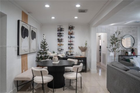 House in Hollywood, Florida 3 bedrooms, 130.06 sq.m. № 1992267 - photo 13