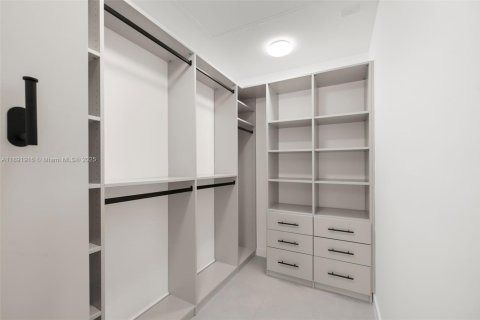 Villa ou maison à vendre à Miami, Floride: 4 chambres, 236.81 m2 № 1956013 - photo 12