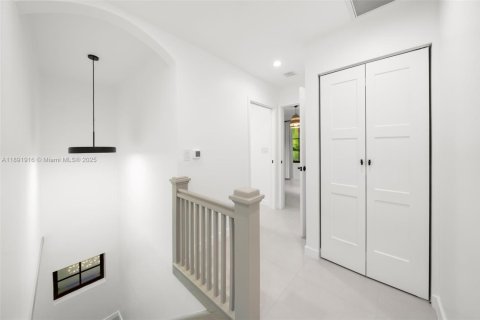 Villa ou maison à vendre à Miami, Floride: 4 chambres, 236.81 m2 № 1956013 - photo 24