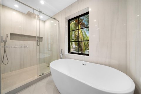 Villa ou maison à vendre à Miami, Floride: 4 chambres, 236.81 m2 № 1956013 - photo 15