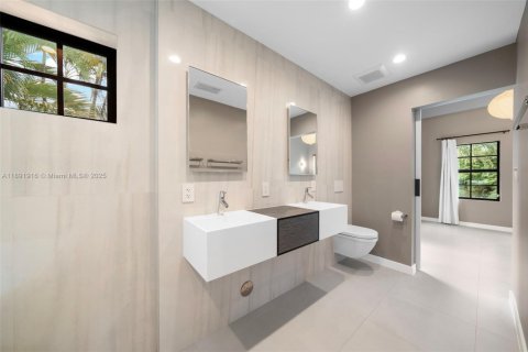 Villa ou maison à vendre à Miami, Floride: 4 chambres, 236.81 m2 № 1956013 - photo 16