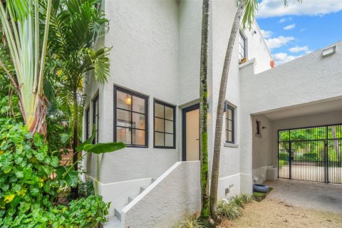 Villa ou maison à vendre à Miami, Floride: 4 chambres, 236.81 m2 № 1956013 - photo 3