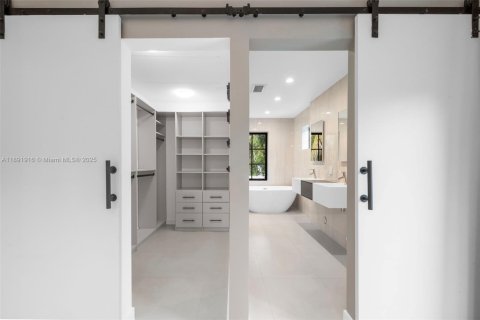 Villa ou maison à vendre à Miami, Floride: 4 chambres, 236.81 m2 № 1956013 - photo 11