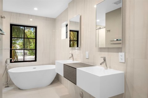 Villa ou maison à vendre à Miami, Floride: 4 chambres, 236.81 m2 № 1956013 - photo 13