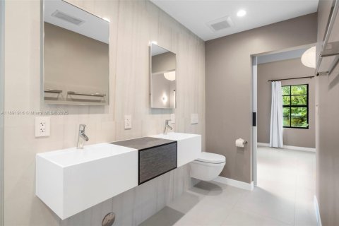 Villa ou maison à vendre à Miami, Floride: 4 chambres, 236.81 m2 № 1956013 - photo 17