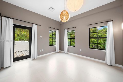 Villa ou maison à vendre à Miami, Floride: 4 chambres, 236.81 m2 № 1956013 - photo 8