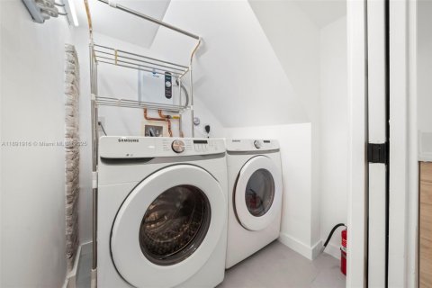 Villa ou maison à vendre à Miami, Floride: 4 chambres, 236.81 m2 № 1956013 - photo 30