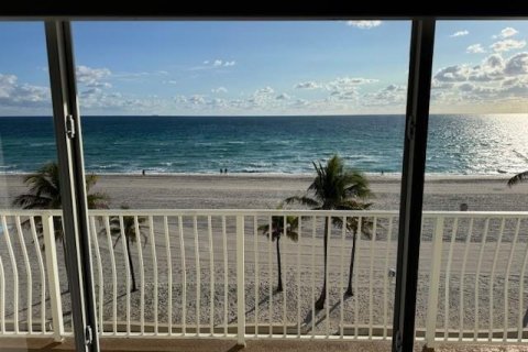Condo in Hollywood, Florida, 2 bedrooms № 2182469 - photo 2