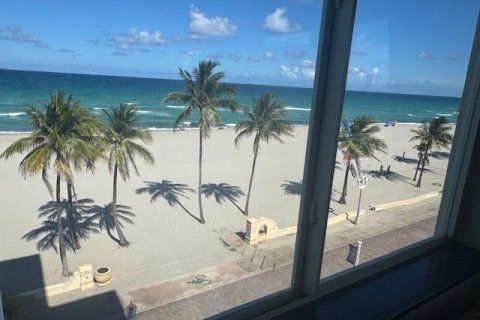 Condo in Hollywood, Florida, 2 bedrooms № 2182469 - photo 3
