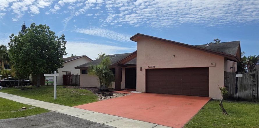 Villa ou maison à Lauderhill, Floride 3 chambres, 175.96 m2 № 2190348