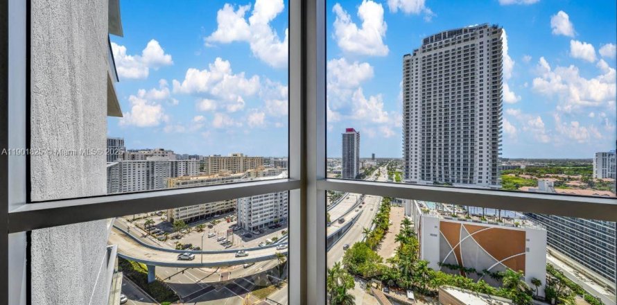 Hotel in Hollywood, Florida 1 bedroom, 80.73 sq.m. № 2081756
