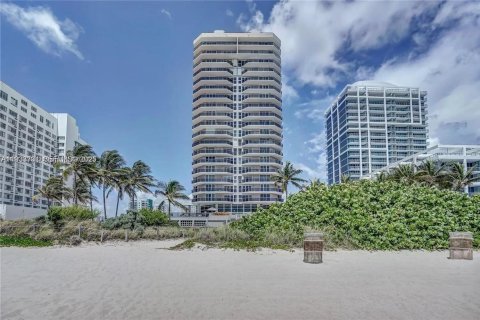 Condo in Miami Beach, Florida, 2 bedrooms  № 1991998 - photo 2