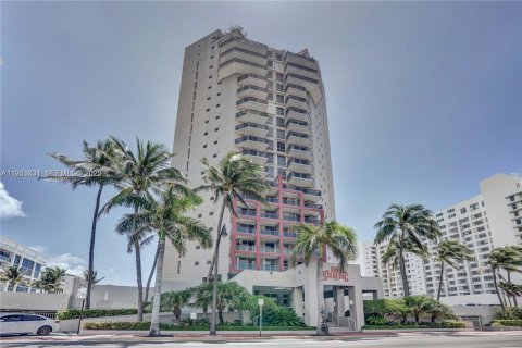 Condo in Miami Beach, Florida, 2 bedrooms  № 1991998 - photo 12