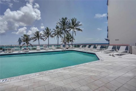 Condo in Miami Beach, Florida, 2 bedrooms  № 1991998 - photo 13