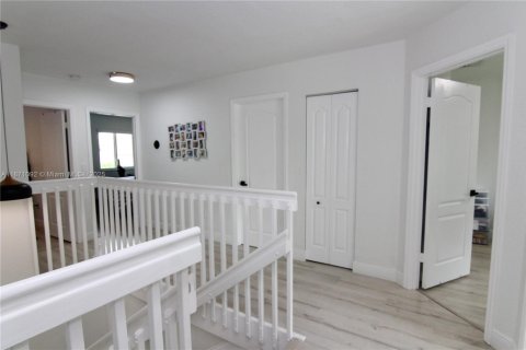 House in Doral, Florida 4 bedrooms, 237.83 sq.m. № 1927375 - photo 10