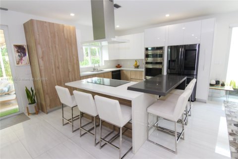House in Doral, Florida 4 bedrooms, 237.83 sq.m. № 1927375 - photo 11