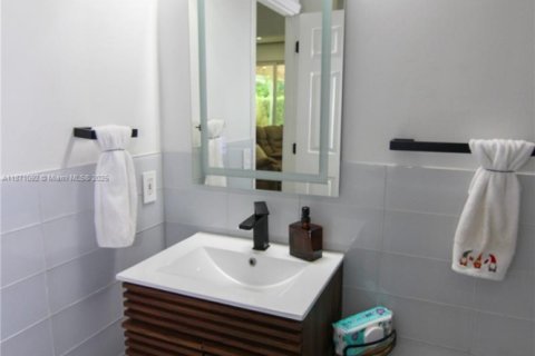 House in Doral, Florida 4 bedrooms, 237.83 sq.m. № 1927375 - photo 24