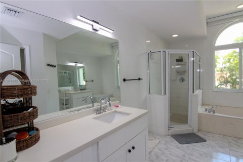House in Doral, Florida 4 bedrooms, 237.83 sq.m. № 1927375 - photo 21