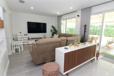 House in Doral, Florida 4 bedrooms, 237.83 sq.m. № 1927375 - photo 16
