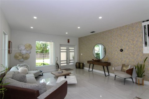 House in Doral, Florida 4 bedrooms, 237.83 sq.m. № 1927375 - photo 18