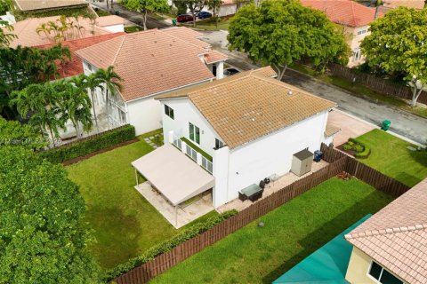 House in Doral, Florida 4 bedrooms, 237.83 sq.m. № 1927375 - photo 3