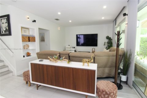 House in Doral, Florida 4 bedrooms, 237.83 sq.m. № 1927375 - photo 17