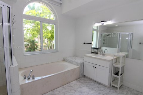 House in Doral, Florida 4 bedrooms, 237.83 sq.m. № 1927375 - photo 20
