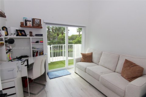 House in Doral, Florida 4 bedrooms, 237.83 sq.m. № 1927375 - photo 9