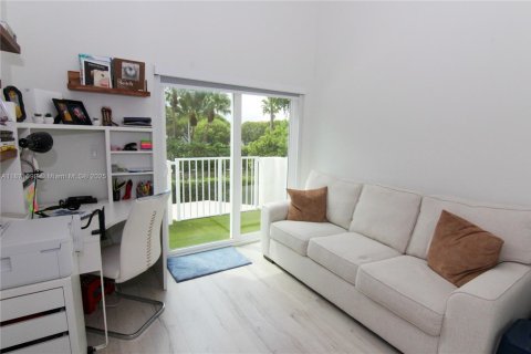 House in Doral, Florida 4 bedrooms, 237.83 sq.m. № 1927375 - photo 8