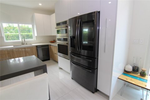 House in Doral, Florida 4 bedrooms, 237.83 sq.m. № 1927375 - photo 12