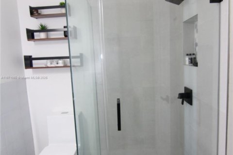 House in Doral, Florida 4 bedrooms, 237.83 sq.m. № 1927375 - photo 25