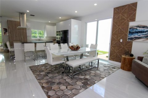 House in Doral, Florida 4 bedrooms, 237.83 sq.m. № 1927375 - photo 15