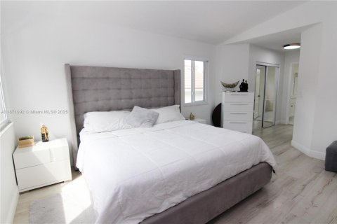 House in Doral, Florida 4 bedrooms, 237.83 sq.m. № 1927375 - photo 22