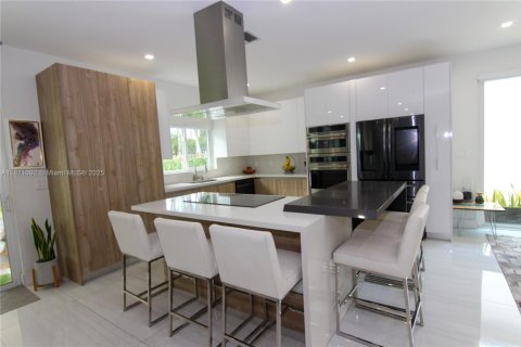 House in Doral, Florida 4 bedrooms, 237.83 sq.m. № 1927375 - photo 14
