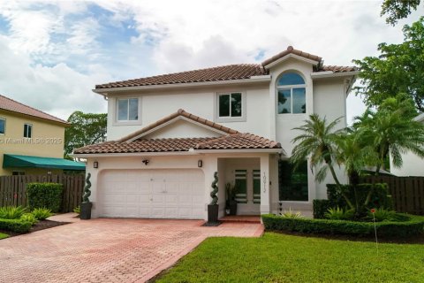 House in Doral, Florida 4 bedrooms, 237.83 sq.m. № 1927375 - photo 1
