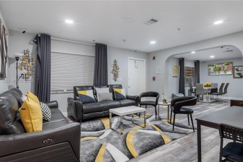 Propiedad comercial en venta en Lauderhill, Florida № 2029544 - foto 11