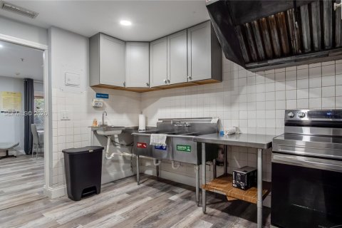 Propiedad comercial en venta en Lauderhill, Florida № 2029544 - foto 16