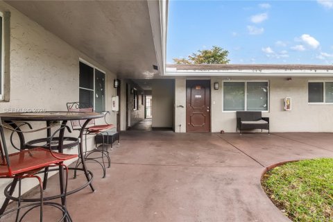 Propiedad comercial en venta en Lauderhill, Florida № 2029544 - foto 2