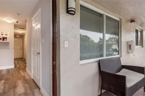 Propiedad comercial en venta en Lauderhill, Florida № 2029544 - foto 8