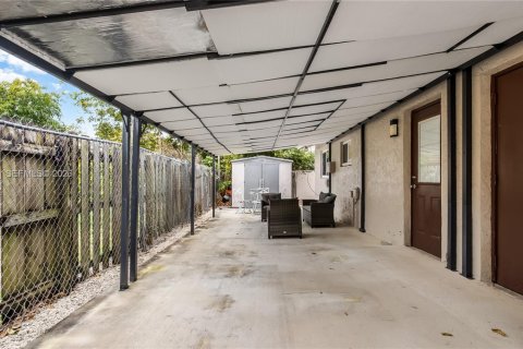 Propiedad comercial en venta en Lauderhill, Florida № 2029544 - foto 5
