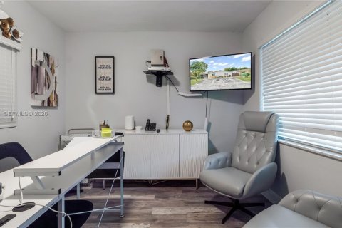 Propiedad comercial en venta en Lauderhill, Florida № 2029544 - foto 9