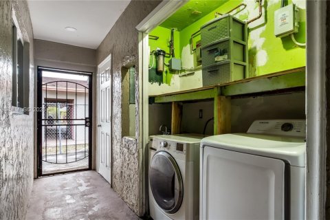 Propiedad comercial en venta en Lauderhill, Florida № 2029544 - foto 7