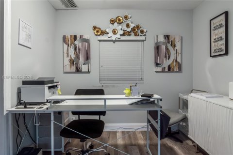 Propiedad comercial en venta en Lauderhill, Florida № 2029544 - foto 10