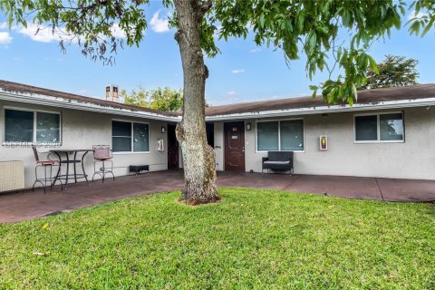 Propiedad comercial en Lauderhill, Florida № 2029544