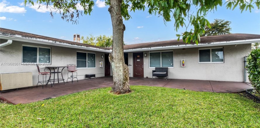 Propiedad comercial en Lauderhill, Florida № 2029544