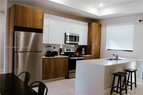 House in Lehigh Acres, Florida 5 bedrooms, 170.66 sq.m. № 1729111 - photo 4